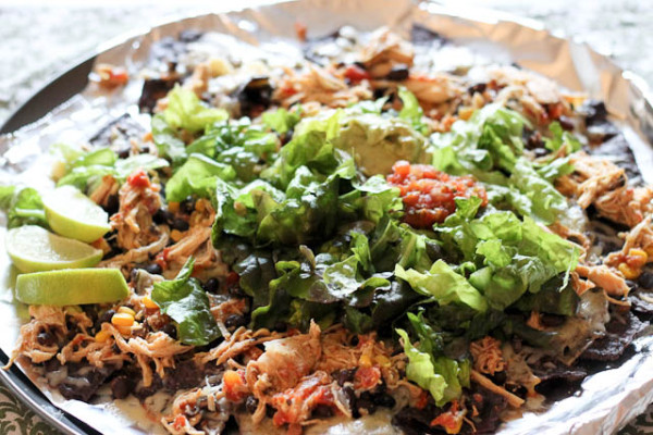 Easy Crockpot Nachos...so simple so good!!!! Lots of quick weeknight dinner ideas to make life more simple. 