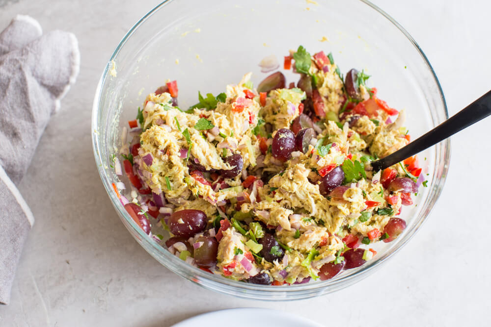 healthy chicken salad recipe with grapes, curry powder, Greek yogurt, and shredded chicken 