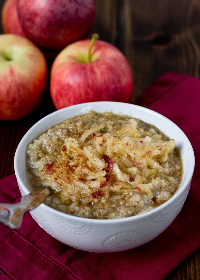 This Apple Pie Quinoa Breakfast Bowl will make your fall weather loving life. It's spicy and topped with shredded apples, FTW.