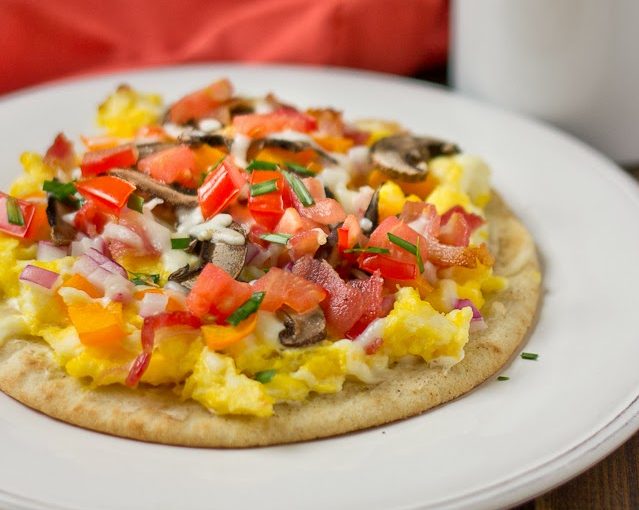 Pizza for breakfast? Yes please, thanks to this yummy Breakfast Flatbread Pizza.