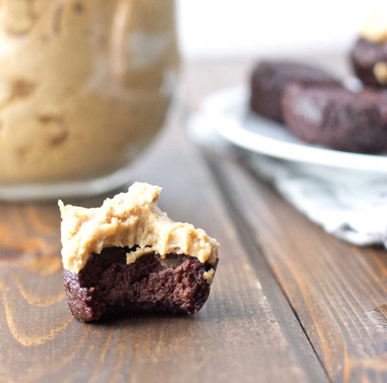 These Flourless Chocolate Fudge Brownie Bites are made with 5 whole foods, no sugar added, and topped with pillowy Peanut Butter Greek Yogurt Frosting. Ahhhhhmazzzzzzing!!! 