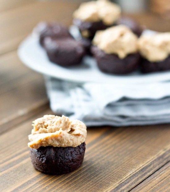 These Flourless Chocolate Fudge Brownie Bites are made with 5 whole foods, no sugar added, and topped with pillowy Peanut Butter Greek Yogurt Frosting. Ahhhhhmazzzzzzing!!! 