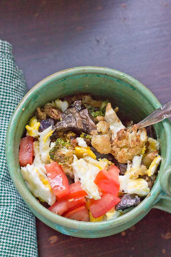 Yummy breakfast bowl packed with roasted veggies makes for an easy weekday morning! Healthy and veggie-filled breakfast ready in less than 5 minutes!