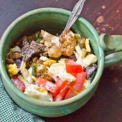 Yummy breakfast bowl packed with roasted veggies makes for an easy weekday morning! Healthy and veggie-filled breakfast ready in less than 5 minutes!