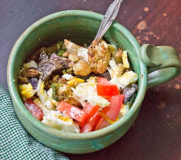Yummy breakfast bowl packed with roasted veggies makes for an easy weekday morning! Healthy and veggie-filled breakfast ready in less than 5 minutes!