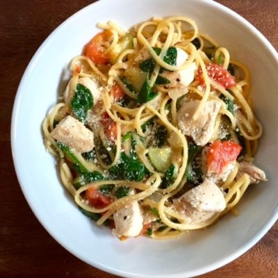 This One Pot Chicken Florentine Pasta is made with the new mom in mind! A comforting bowl of chicken, linguine, and veggies that can easily be heated! Bonus: one pot cleanup = sanity.