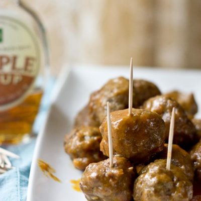 These Slow Cooker Maple Meatballs tho. Love that sweet maple flavor! Serve these up for a crowd at your next football party or meal prep them to eat throughout the week! The slow cooker does all the work.