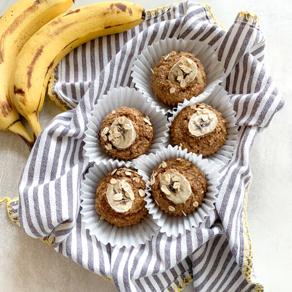 These Healthy Banana Oat Muffins are moist, healthy and oil free applesauce muffins with a delicious cinnamon banana flavor. Easy gluten free muffins made with oat flour!