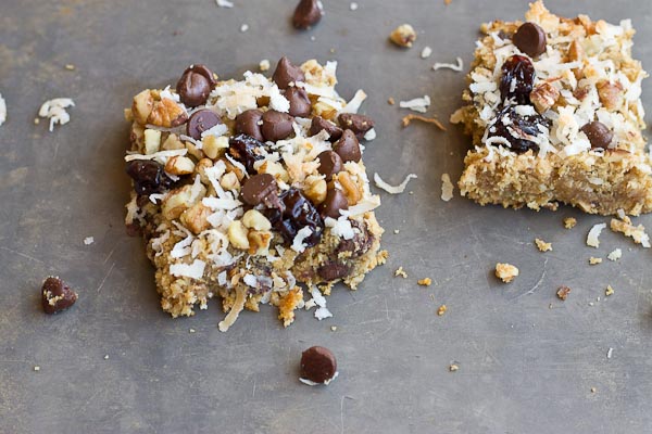 These Soft Baked Oatmeal Chocolate Chip Bars are soooooft and oooh so gooooewy. Healthy enough for a breakfast bar or enjoy as snack or dessert any time of day. Love the chocolate chunks in every bite!