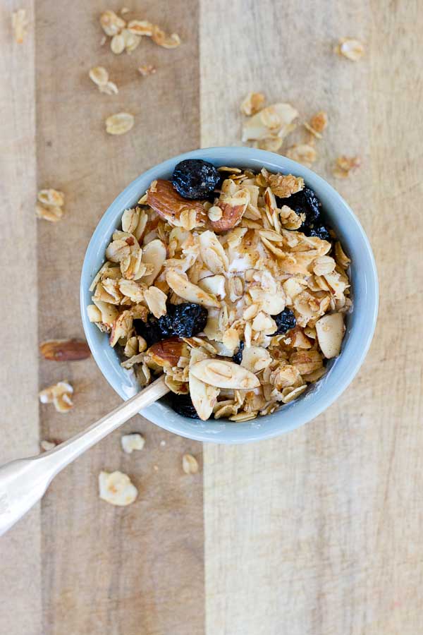 Blueberry Muffin Granola tastes like a warm coffee shop-like blueberry muffin, with a healthy twist of course; no refined sugar or flour here. The best part is that comforting smell of homemade blueberry muffins fills the house while the granola bakes!