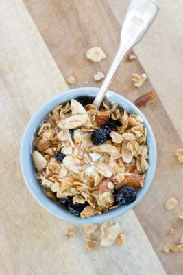 Blueberry Muffin Granola tastes like a warm coffee shop-like blueberry muffin, with a healthy twist of course; no refined sugar or flour here. The best part is that comforting smell of homemade blueberry muffins fills the house while the granola bakes!