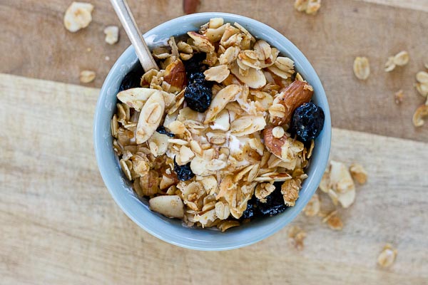 Blueberry Muffin Granola tastes like a warm coffee shop-like blueberry muffin, with a healthy twist of course; no refined sugar or flour here. The best part is that comforting smell of homemade blueberry muffins fills the house while the granola bakes!