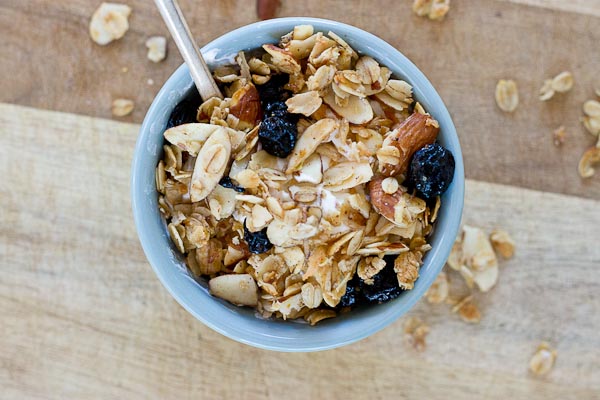 Blueberry Muffin Granola tastes like a warm coffee shop-like blueberry muffin, with a healthy twist of course; no refined sugar or flour here. The best part is that comforting smell of homemade blueberry muffins fills the house while the granola bakes!