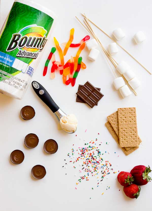 It’s DIY s’mores time. Yeah, that’s code for do-it-yo-self as in stack-it-up-just-the-way-you-like-it s’mores. This DIY S’mores Bar is perfect for your next cookout for lots of family and friend fun.