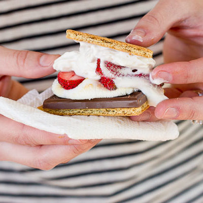 It’s DIY s’mores time. Yeah, that’s code for do-it-yo-self as in stack-it-up-just-the-way-you-like-it s’mores. This DIY S’mores Bar is perfect for your next cookout for lots of family and friend fun.