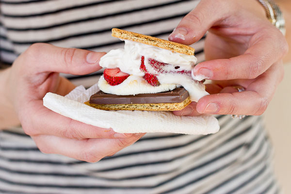 It’s DIY s’mores time. Yeah, that’s code for do-it-yo-self as in stack-it-up-just-the-way-you-like-it s’mores. This DIY S’mores Bar is perfect for your next cookout for lots of family and friend fun.