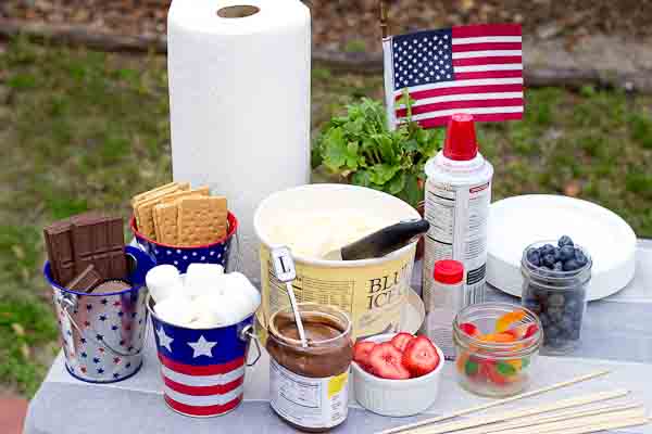 It’s DIY s’mores time. Yeah, that’s code for do-it-yo-self as in stack-it-up-just-the-way-you-like-it s’mores. This DIY S’mores Bar is perfect for your next cookout for lots of family and friend fun.