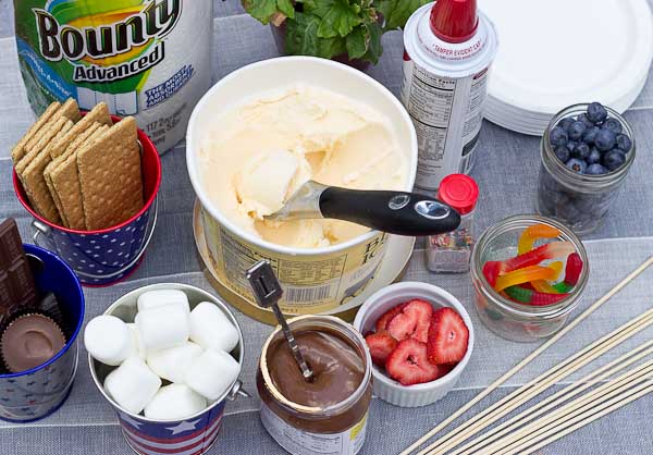 It’s DIY s’mores time. Yeah, that’s code for do-it-yo-self as in stack-it-up-just-the-way-you-like-it s’mores. This DIY S’mores Bar is perfect for your next cookout for lots of family and friend fun.
