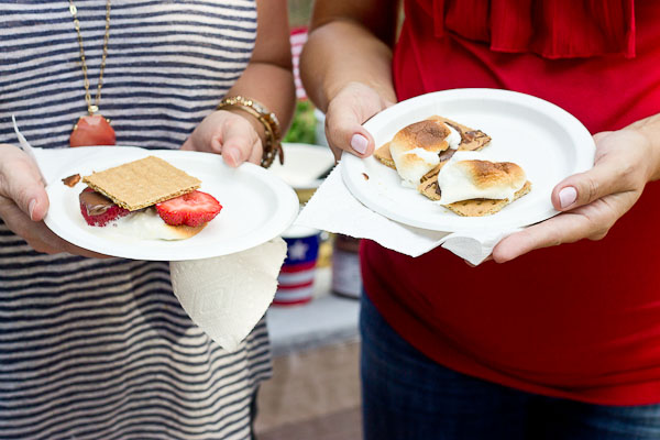 It’s DIY s’mores time. Yeah, that’s code for do-it-yo-self as in stack-it-up-just-the-way-you-like-it s’mores. This DIY S’mores Bar is perfect for your next cookout for lots of family and friend fun.