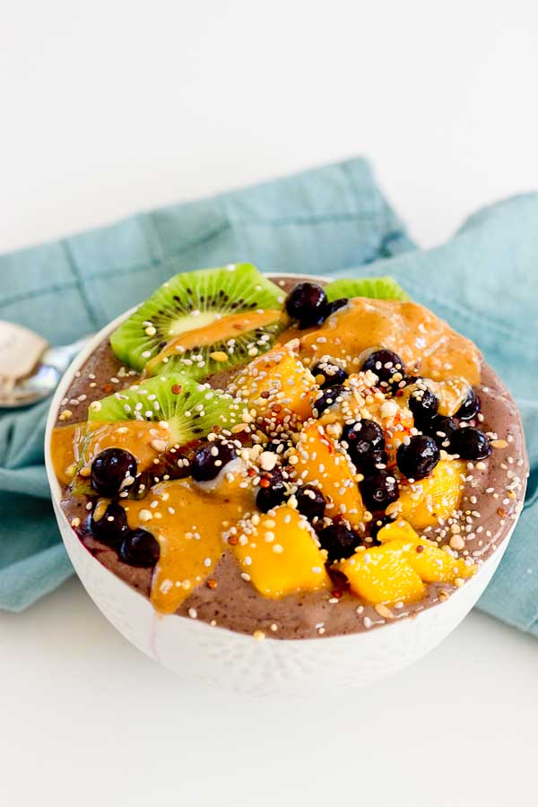 With summer quickly approaching, this superfood smoothie bowl will keep you cool and fueled on the sunniest days. Wild blueberries, spinach, avocado, and flaxmilk combine to form a creamy, antioxidant-packed bowl that is vegan and gluten-free! Slices of fresh kiwi and a drizzle of almond butter make this smoothie bowl practically irresistible.