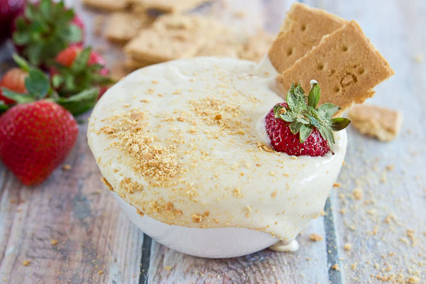 Calling all Strawberry Cheesecake lovers in the house... this recipe is for you. This Strawberry Cheesecake Dip is vegan and gluten free and made with only 5 ingredients-- cashews, cashew milk, maple syrup, vanilla extract and strawberries for dipping!