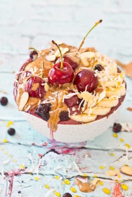 This Almond Butter Acai Bowl tho. The taste of almond butter with acai and banana in a bowl topped with all the toppings. Plus who can resist extra almond butter drizzled on top?! Almond butter in every bite!