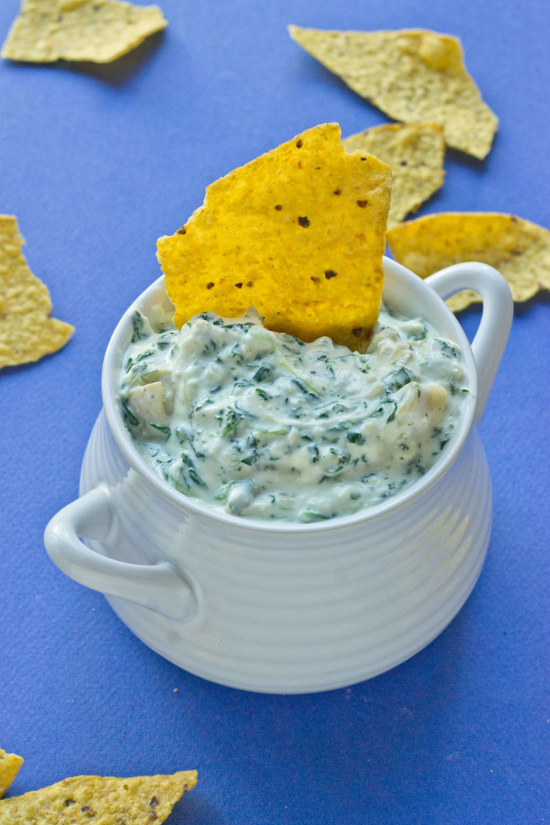 Who needs an EASY last minute crowd pleasing appetizer? Get the chips and crudités ready, this recipe for Slow Cooker Spinach Artichoke Dip one is super yum!