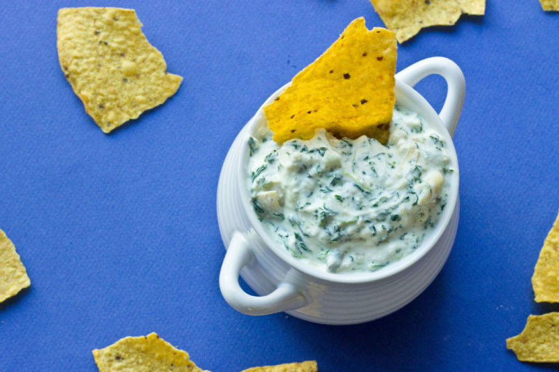 Who needs an EASY last minute crowd pleasing appetizer? Get the chips and crudités ready, this recipe for Slow Cooker Spinach Artichoke Dip one is super yum!