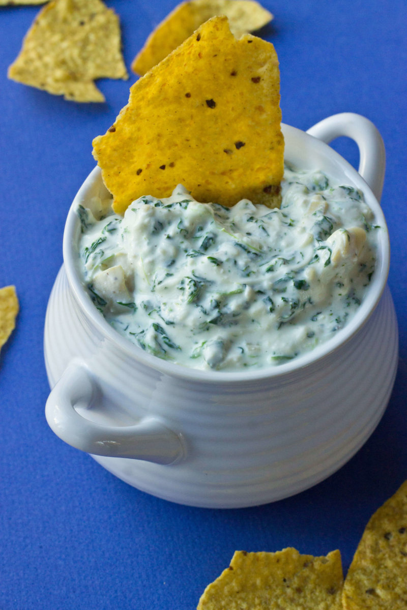 Who needs an EASY last minute crowd pleasing appetizer? Get the chips and crudités ready, this recipe for Slow Cooker Spinach Artichoke Dip one is super yum!