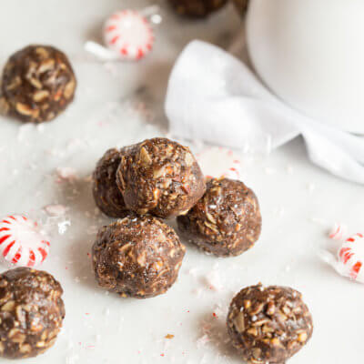 These Peppermint Mocha Energy Bites made with almond butter, oats, and ground coffee are sooo easy to prepare-- all you need is a big bowl and mixing spoon. They make the perfect snack for traveling during the holidays!