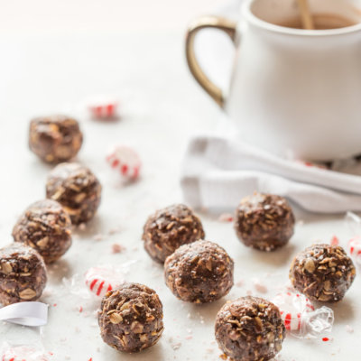 These Peppermint Mocha Energy Bites made with almond butter, oats, and ground coffee are sooo easy to prepare-- all you need is a big bowl and mixing spoon. They make the perfect snack for traveling during the holidays!