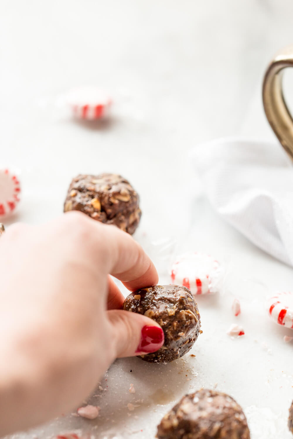 These Peppermint Mocha Energy Bites made with almond butter, oats, and ground coffee are sooo easy to prepare-- all you need is a big bowl and mixing spoon. They make the perfect snack for traveling during the holidays!