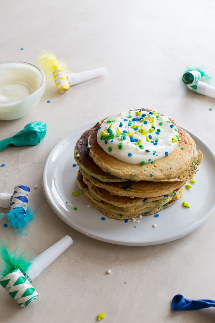 Cake for breakfast... heck yes! Birthday Cake Pancakes that tastes like you're licking cake batter right out of the bowl... with sprinkles of course.