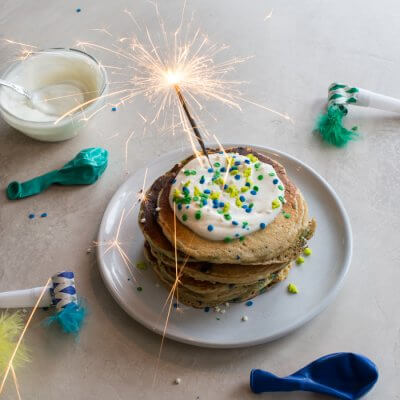 Cake for breakfast... heck yes! Birthday Cake Pancakes that tastes like you're licking cake batter right out of the bowl... with sprinkles of course.