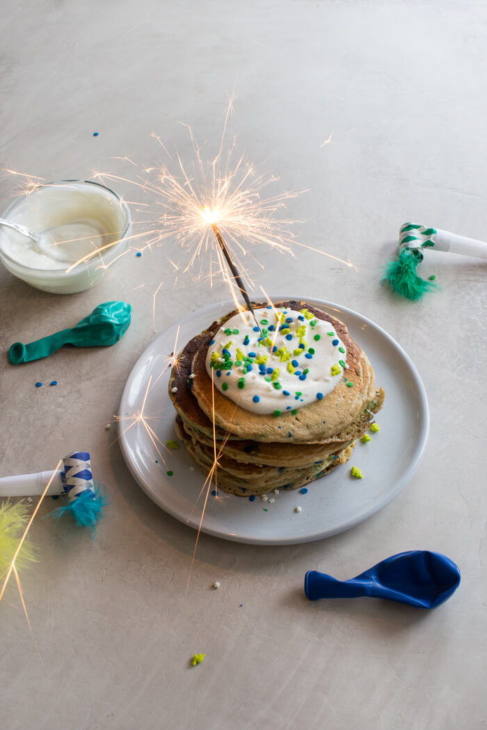 Cake for breakfast... heck yes! Birthday Cake Pancakes that tastes like you're licking cake batter right out of the bowl... with sprinkles of course.