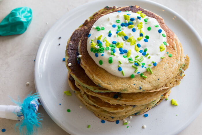 Cake for breakfast... heck yes! Birthday Cake Pancakes that tastes like you're licking cake batter right out of the bowl... with sprinkles of course.