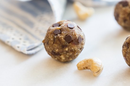 Irresistible Grain Free Chocolate Chip Cookie Dough Balls. These chocolate chip cookie dough balls are made with a few whole food ingredients-- cashews, dates, and flaxseed + chocolate, duh. Grain free, egg free, dairy free-- that's no butter ya'll.