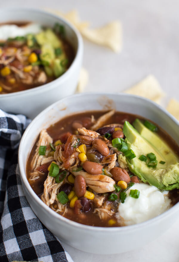 Easy Instant Pot chicken enchilada soup recipe great for meal prep and freezes well. Can be made in the slow cooker too! Healhty fall comfort food FTW!